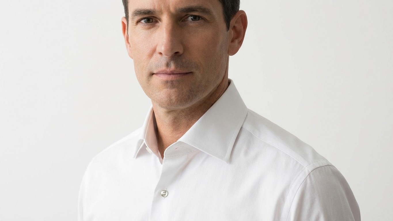 J'ai porté le mauvais col de chemise pendant des années : ce détail change tout selon la forme du visage