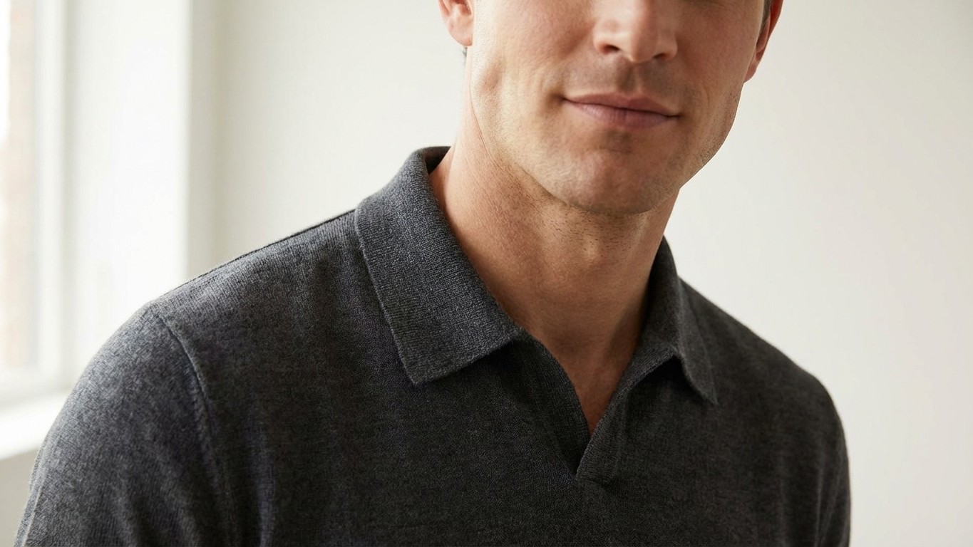 J'ai porté le mauvais col de polo pendant des années : ce détail change tout selon la forme du visage