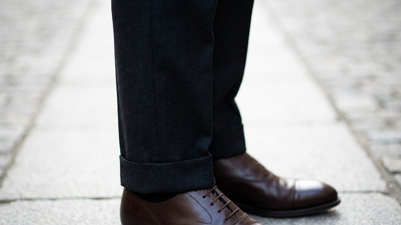 J'ai porté le mauvais revers de pantalon pendant des années : ce détail change toute la silhouette