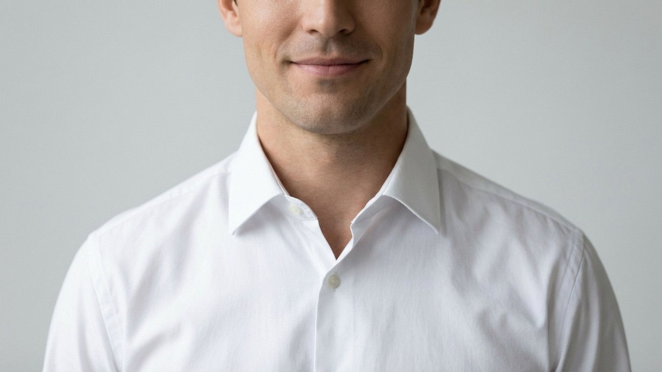 Je portais le mauvais col de chemise depuis des années : un détail sur mon visage a tout changé