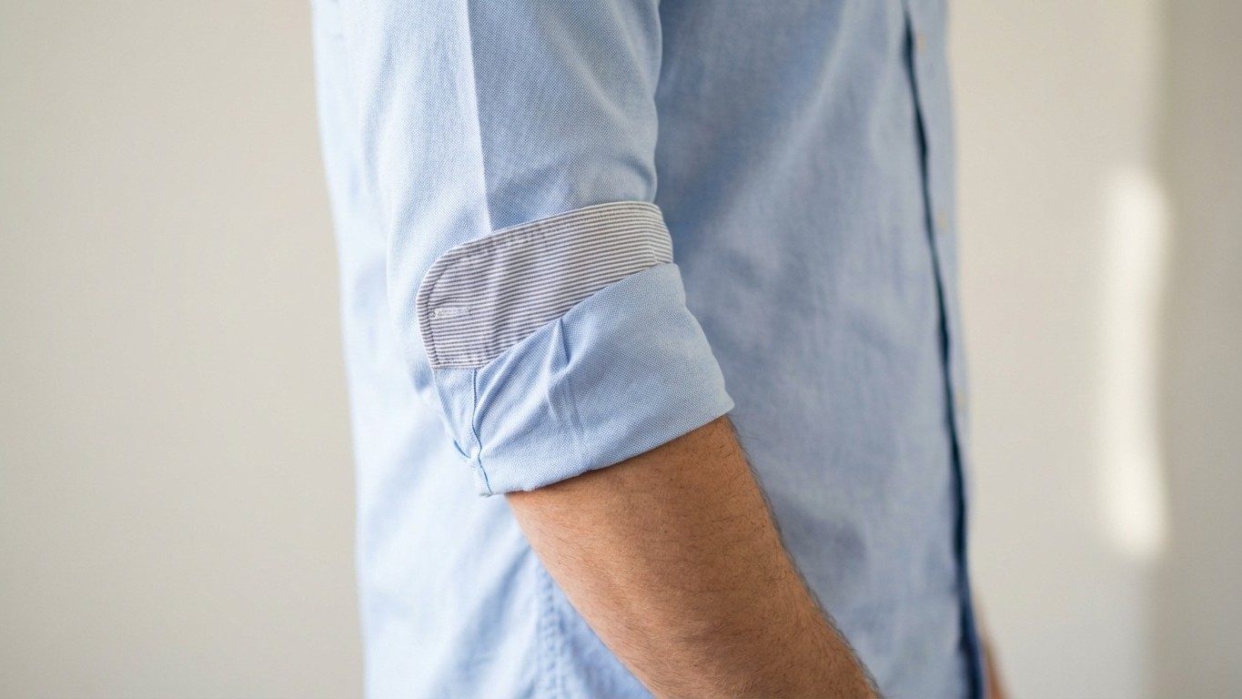 « Je retroussais mes manches n'importe comment » : cette technique change toute l'allure d'une chemise