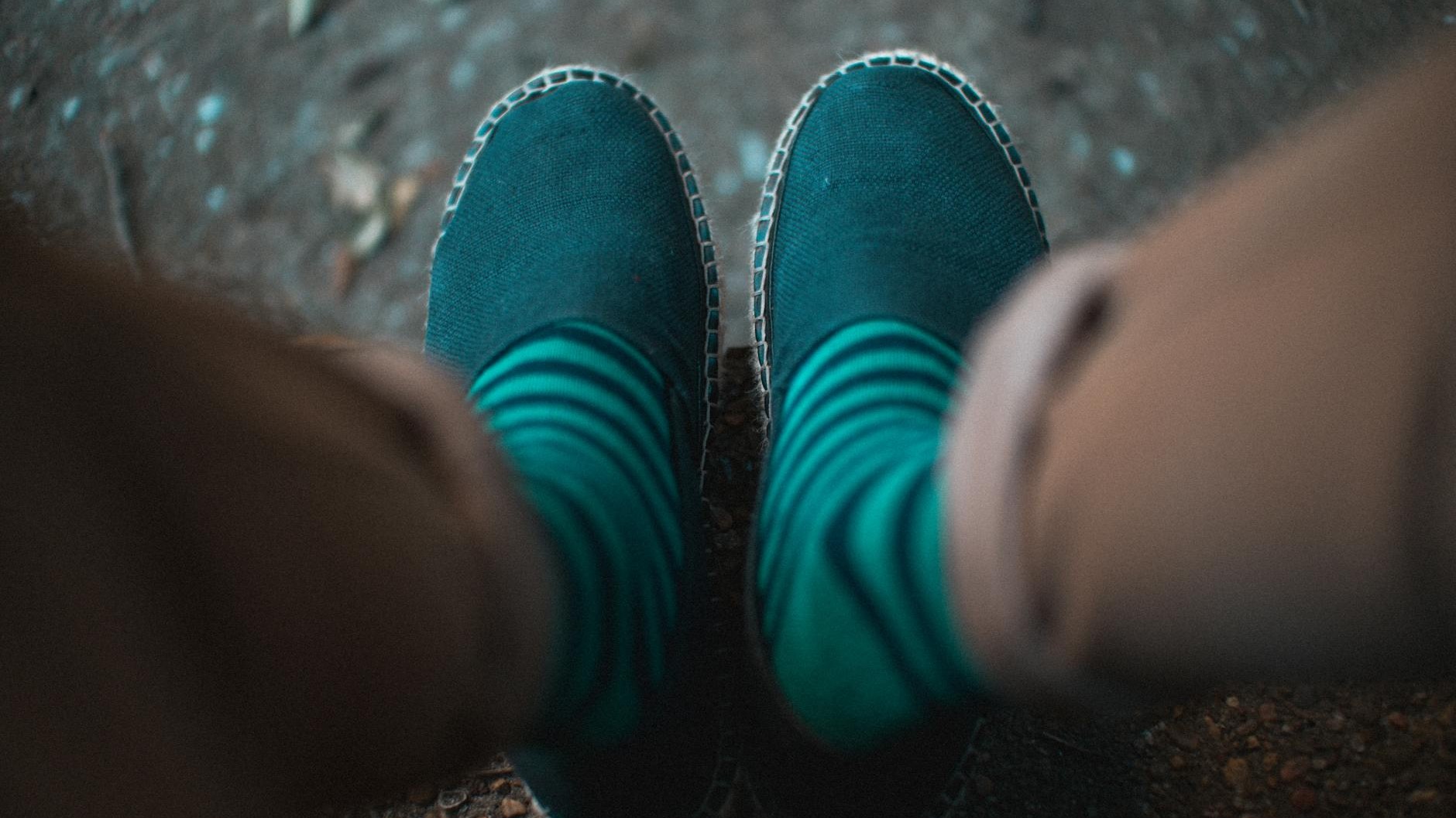 J'enfilais mes espadrilles pieds nus comme tout le monde : en juin, les coutures avaient déjà lâché