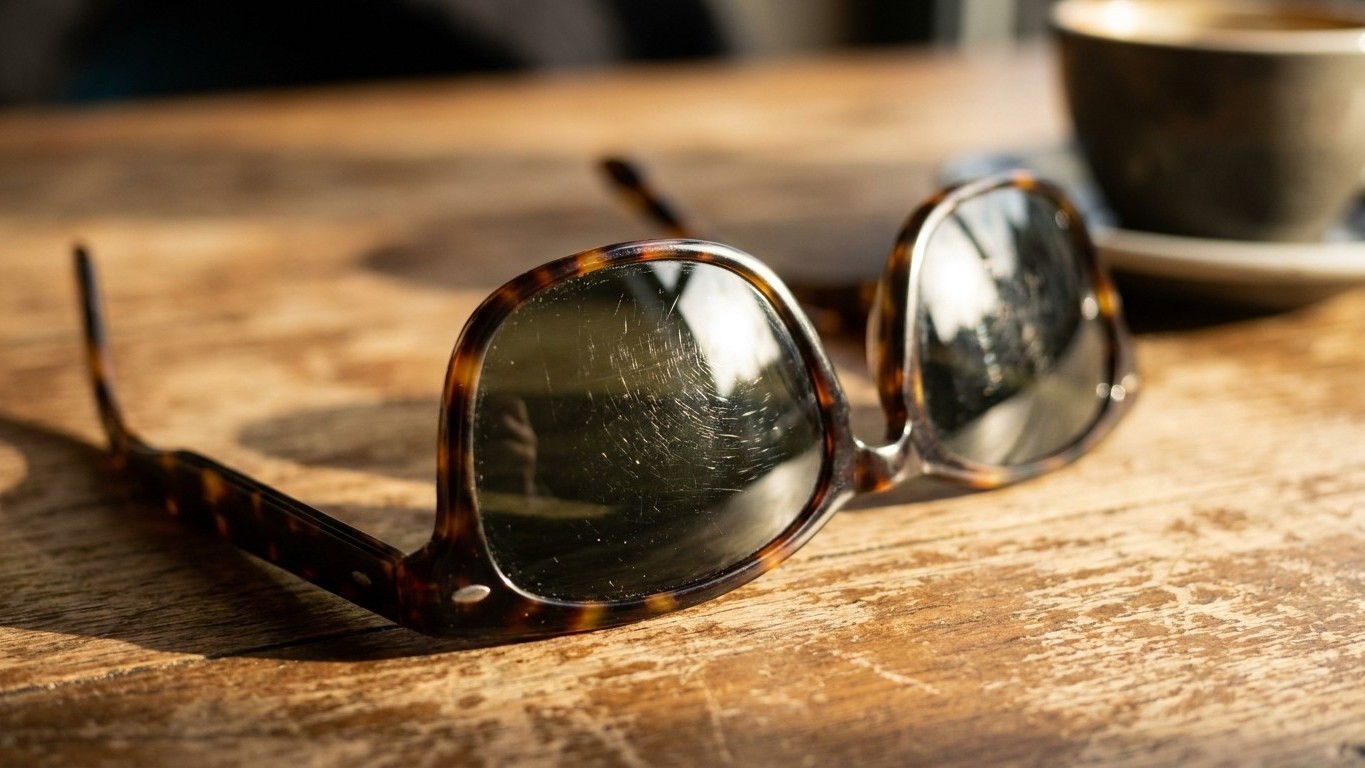 Je posais mes lunettes de soleil comme tout le monde en terrasse : l'opticien m'a montré ce que ça fait aux verres