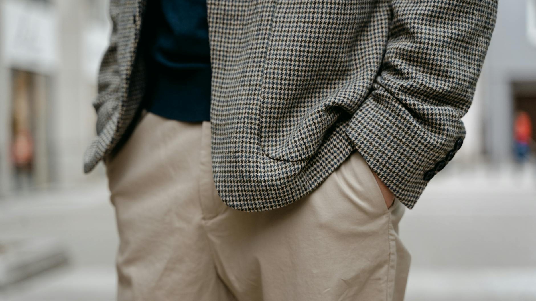 Le chino à pinces revient partout en 2026, mais sur les hanches étroites une seule coupe évite la catastrophe