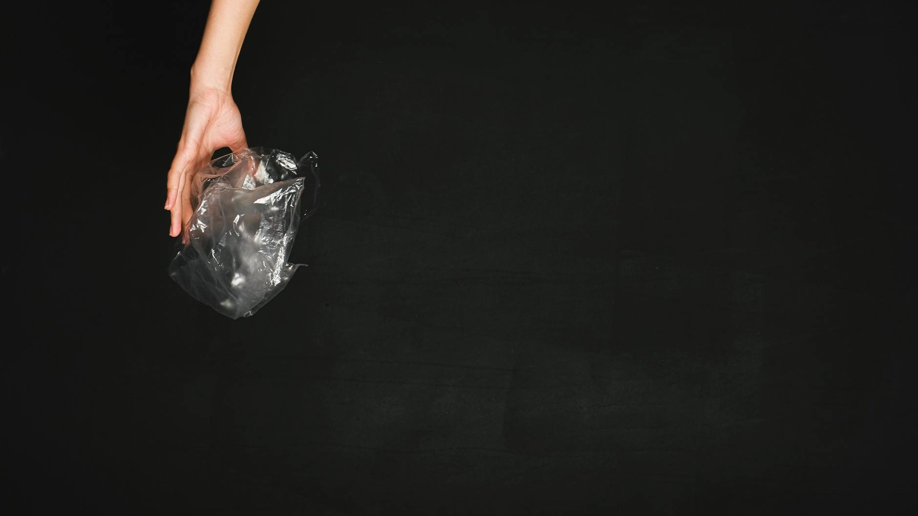 On garde tous cette housse plastique par réflexe : c'est précisément elle qui abîme vos costumes depuis des mois