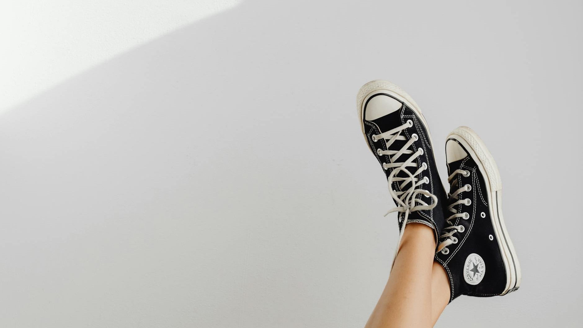Vos baskets en toile ne survivent pas à trois passages en machine : la raison est sous la semelle et personne n'y pense