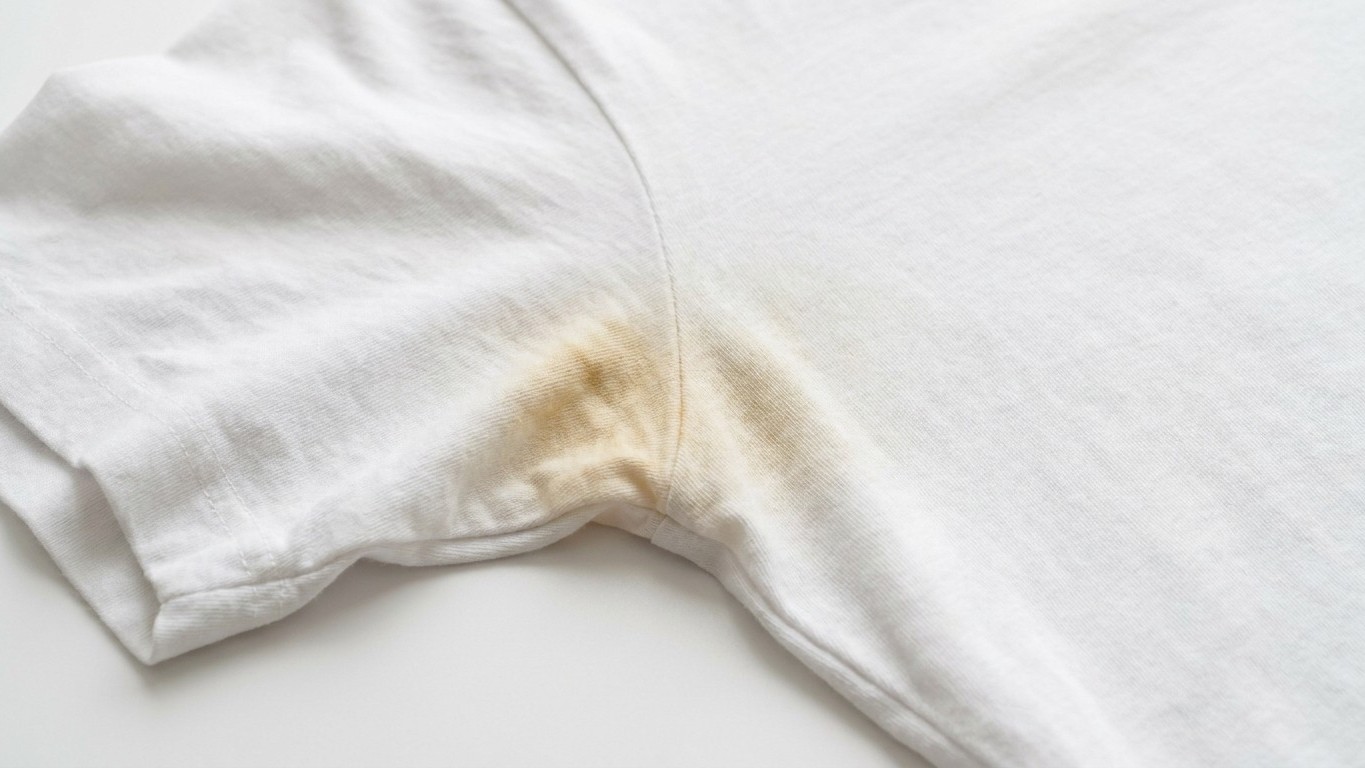 Ces auréoles jaunes sur vos t-shirts blancs ne viennent pas de la sueur : le vrai coupable, vous le vaporisez chaque matin