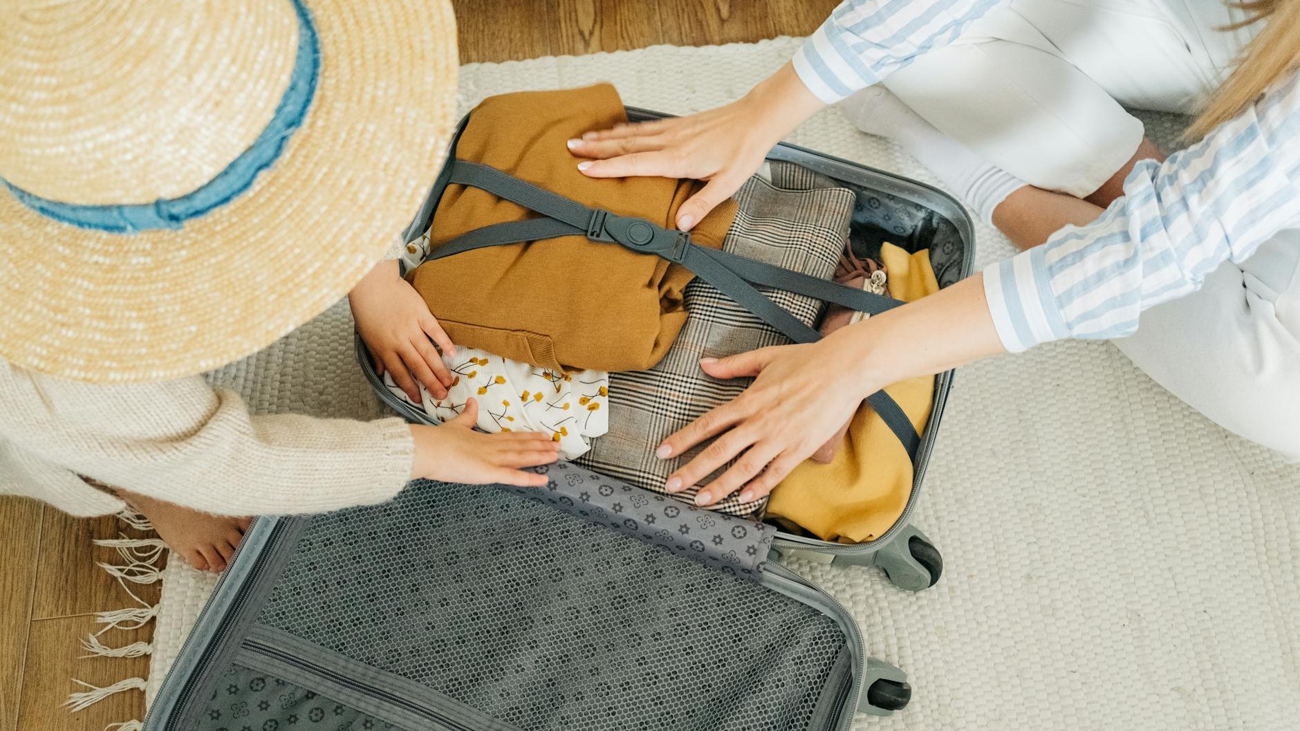 J'ai plié mon panama dans la valise pour le pont de mai : en le sortant à l'hôtel, l'aile avait un pli qui ne partira plus...