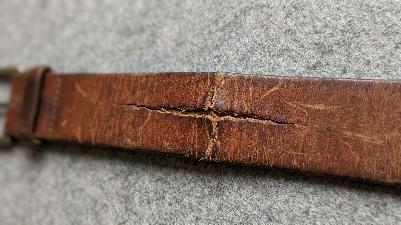 J'enroulais ma ceinture en cuir bien serrée dans le tiroir : en la sortant au printemps, j'ai compris pourquoi elle a craq...