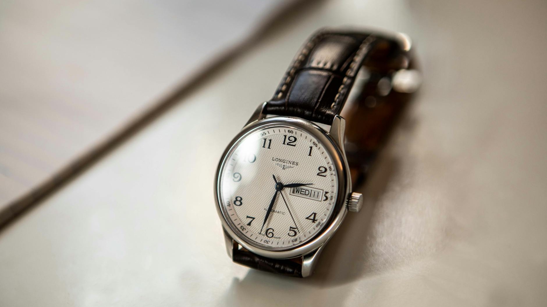 Je dormais avec ma montre automatique chaque nuit en mai : en ouvrant le fond de boîtier, l'horloger m'a montré ce que la ...