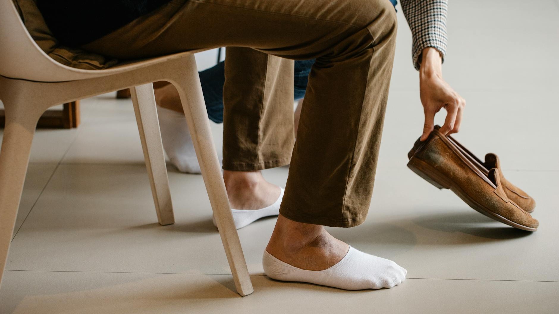 Je glissais des chaussettes invisibles en silicone dans mes mocassins tout l'été : en soulevant la semelle intérieure, j'a...