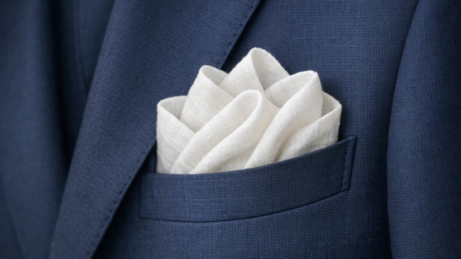 Je pliais ma pochette en trois pointes bien nettes depuis des années : le jour où un tailleur m'a tendu la sienne, j'ai vu...