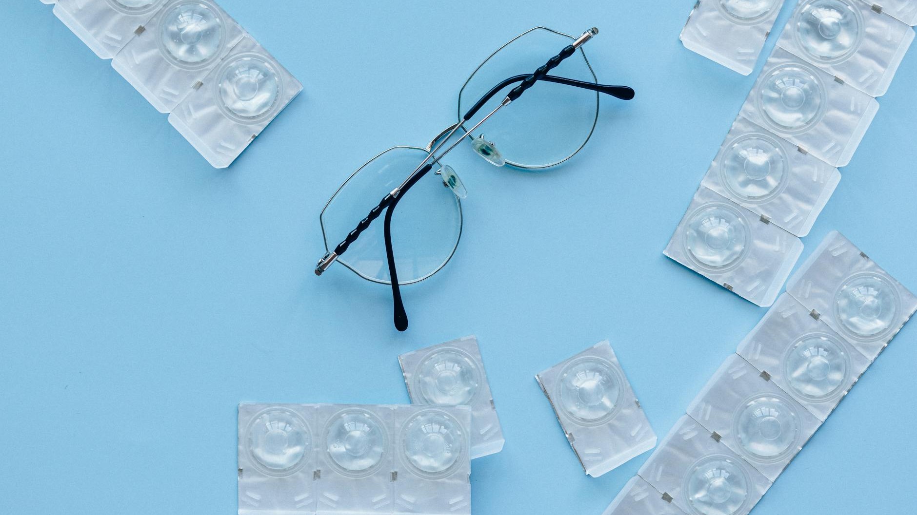 Je posais mes lunettes verres contre le comptoir en terrasse : en les portant au soleil le lendemain, j'ai compris d'où ve...