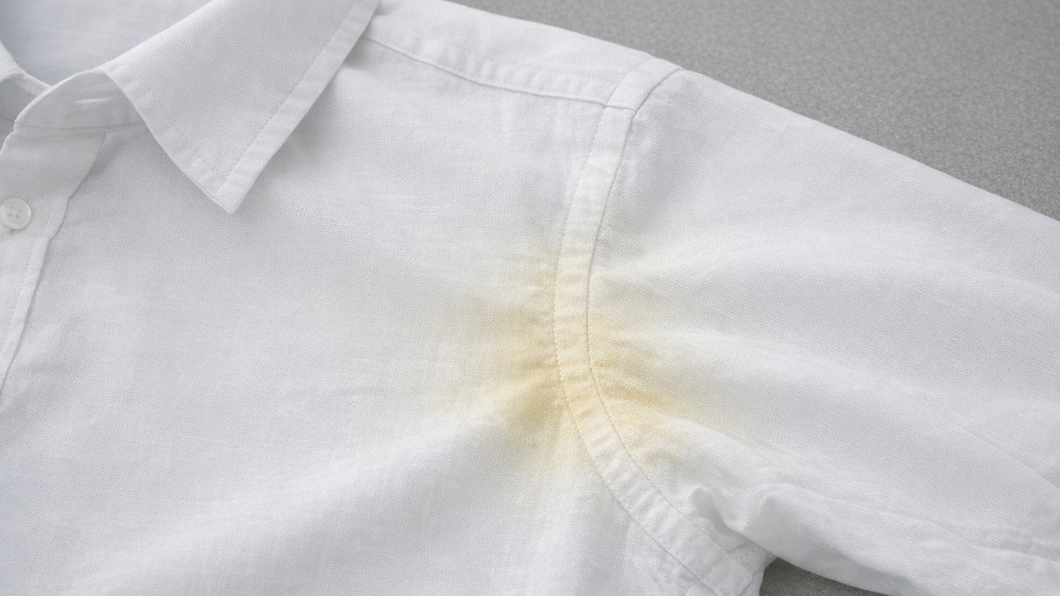 J'ai frotté mes chemises blanches pendant des années pour enlever le jaune aux aisselles : le problème n'a jamais été la s...