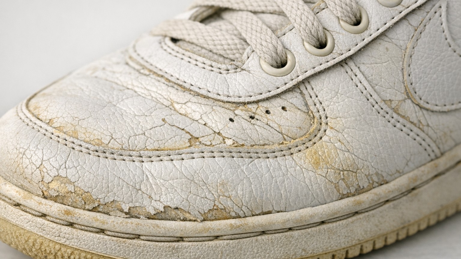 Je frottais mes baskets blanches en cuir à la Javel : le jour où je les ai laissées sécher au soleil, j'ai vu ce que ça av...