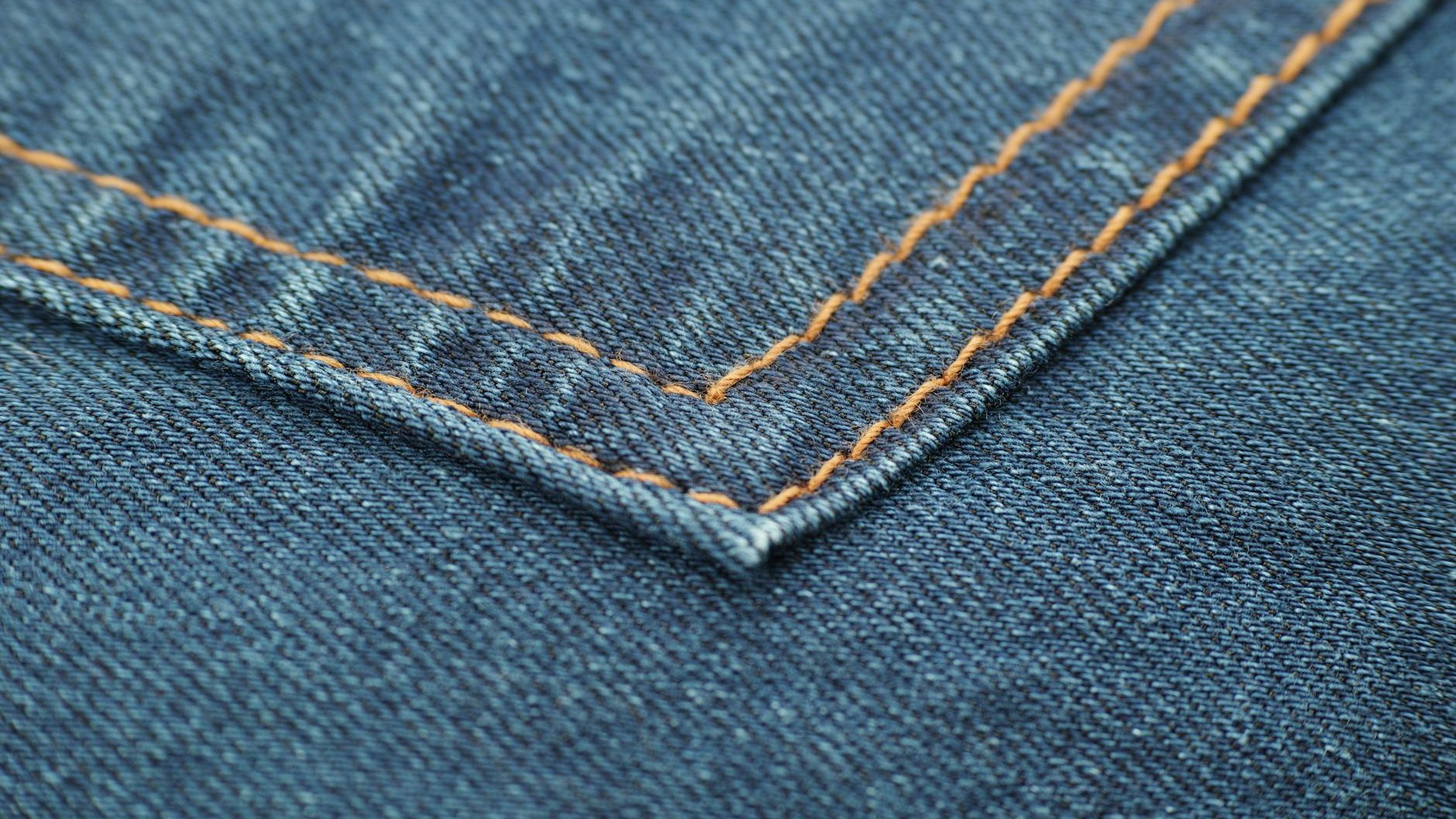 Mon jean brut est passé en machine dès le premier mois : le lendemain, en enfilant le pantalon, j'avais les cuisses bleues
