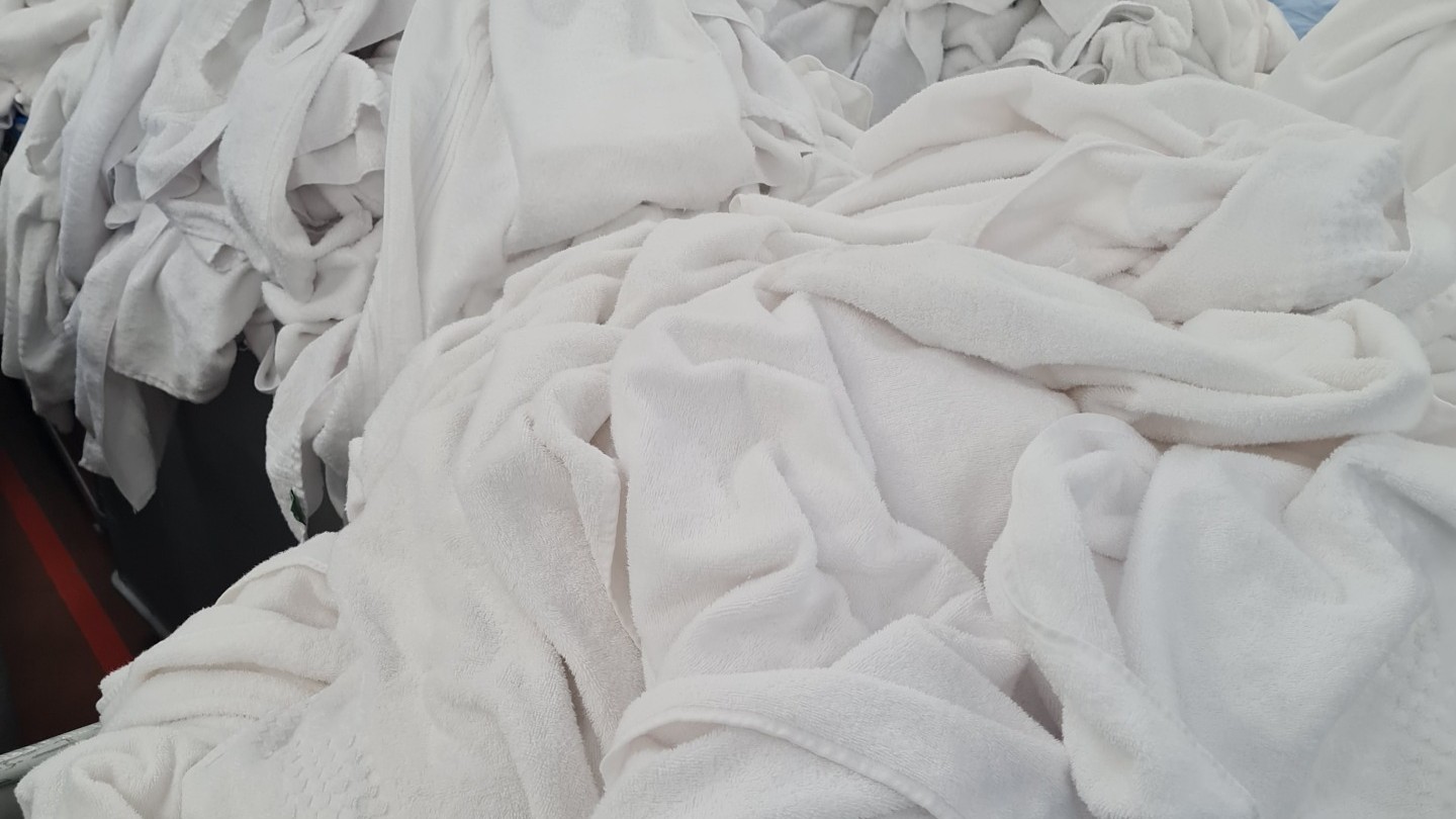 Je croyais que mon lave-linge abîmait mes t-shirts blancs : le jour où j'ai lu l'étiquette de ma crème solaire, j'ai compr...
