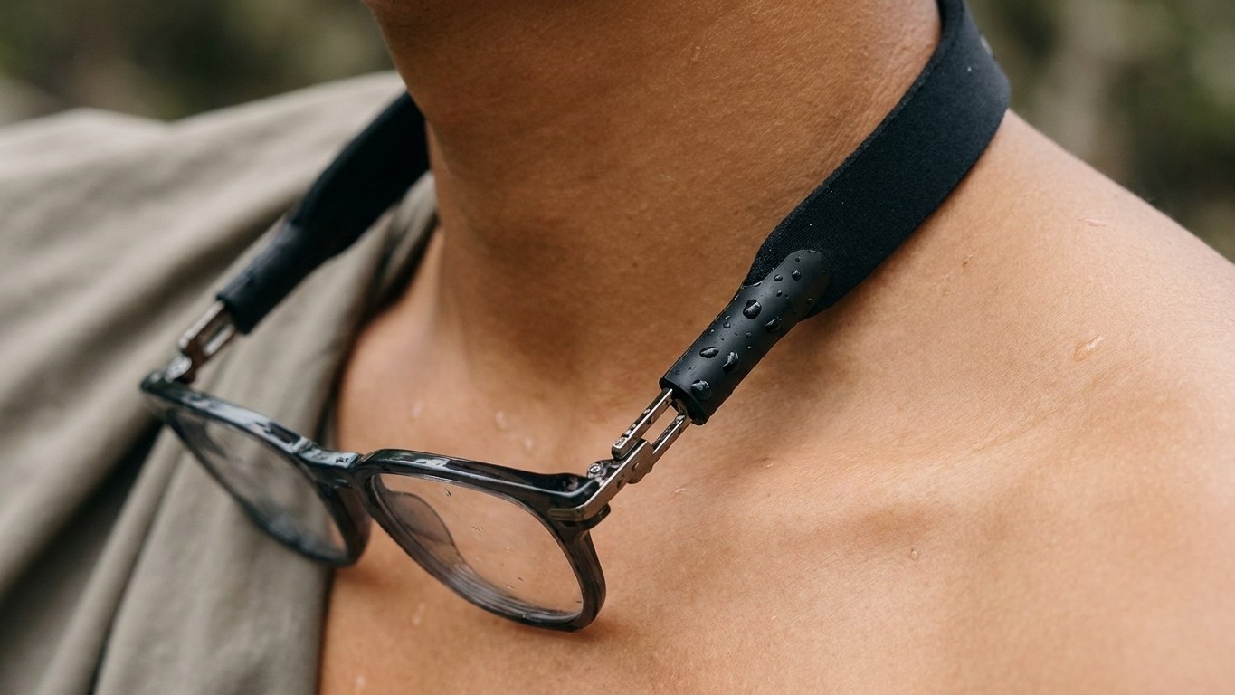 Je gardais mon cordon de lunettes en néoprène humide autour du cou toute la journée : un opticien a tiré sur l'embout et m...