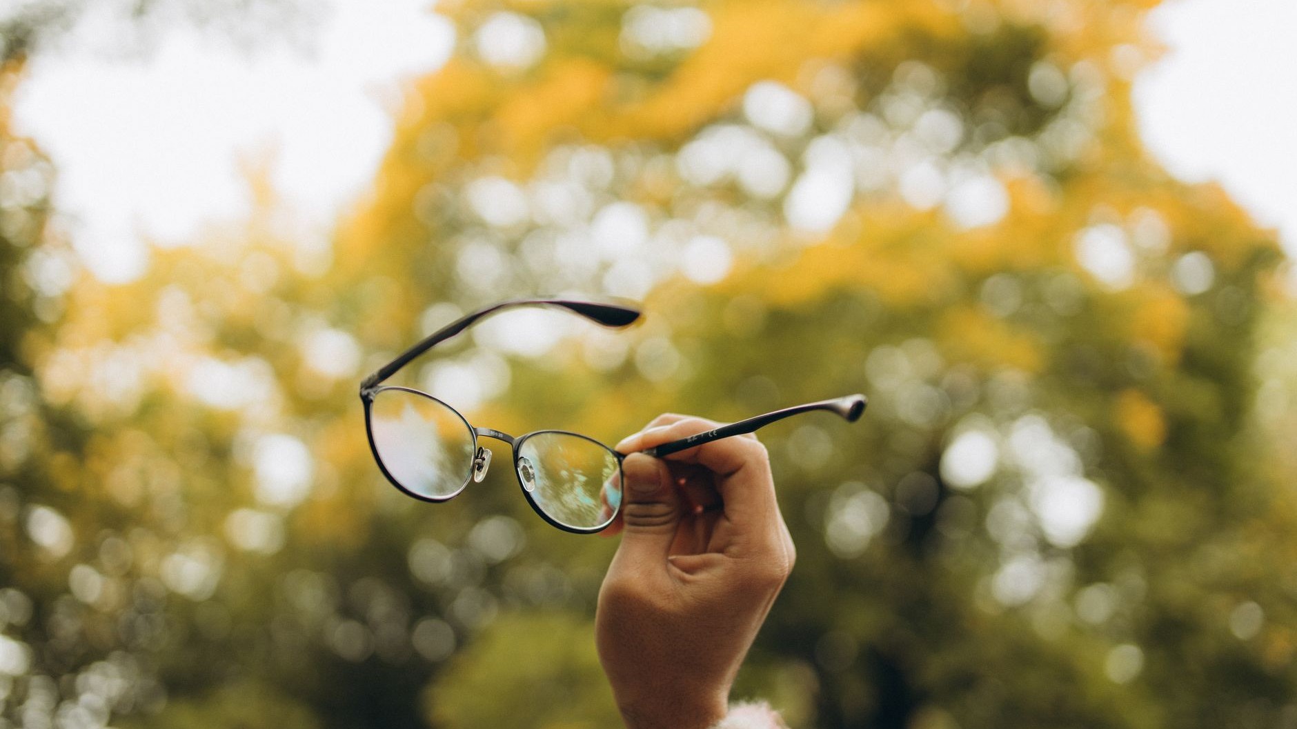 « Je pensais qu'un coup de chiffon suffirait à raviver mes lunettes » : pourquoi ce voile blanchâtre sur les branches en a...
