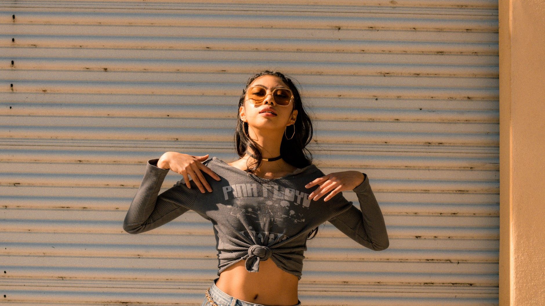 « Je pensais que ça ne les abîmait pas » : pourquoi des lunettes de soleil posées sur la tête finissent par glisser du nez...
