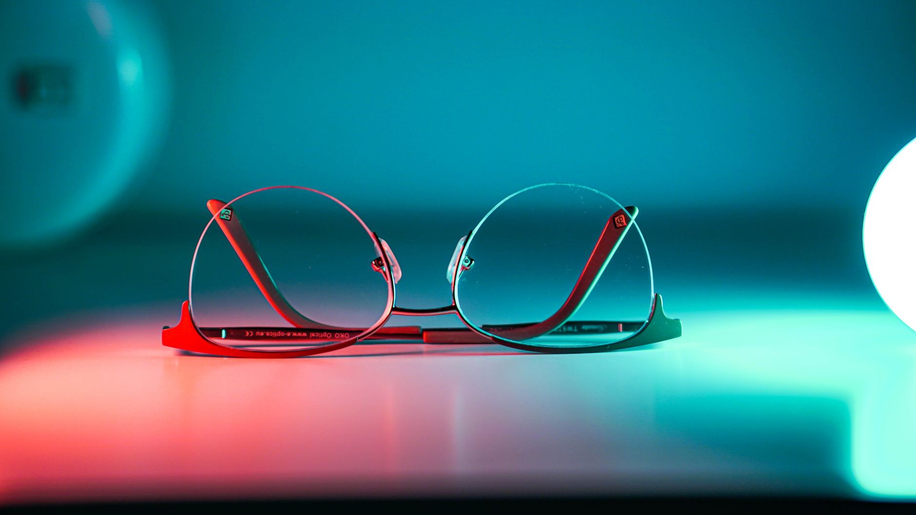 « Je pensais que mes lunettes se teintaient toutes seules au soleil » : pourquoi mes verres photochromiques restaient quas...