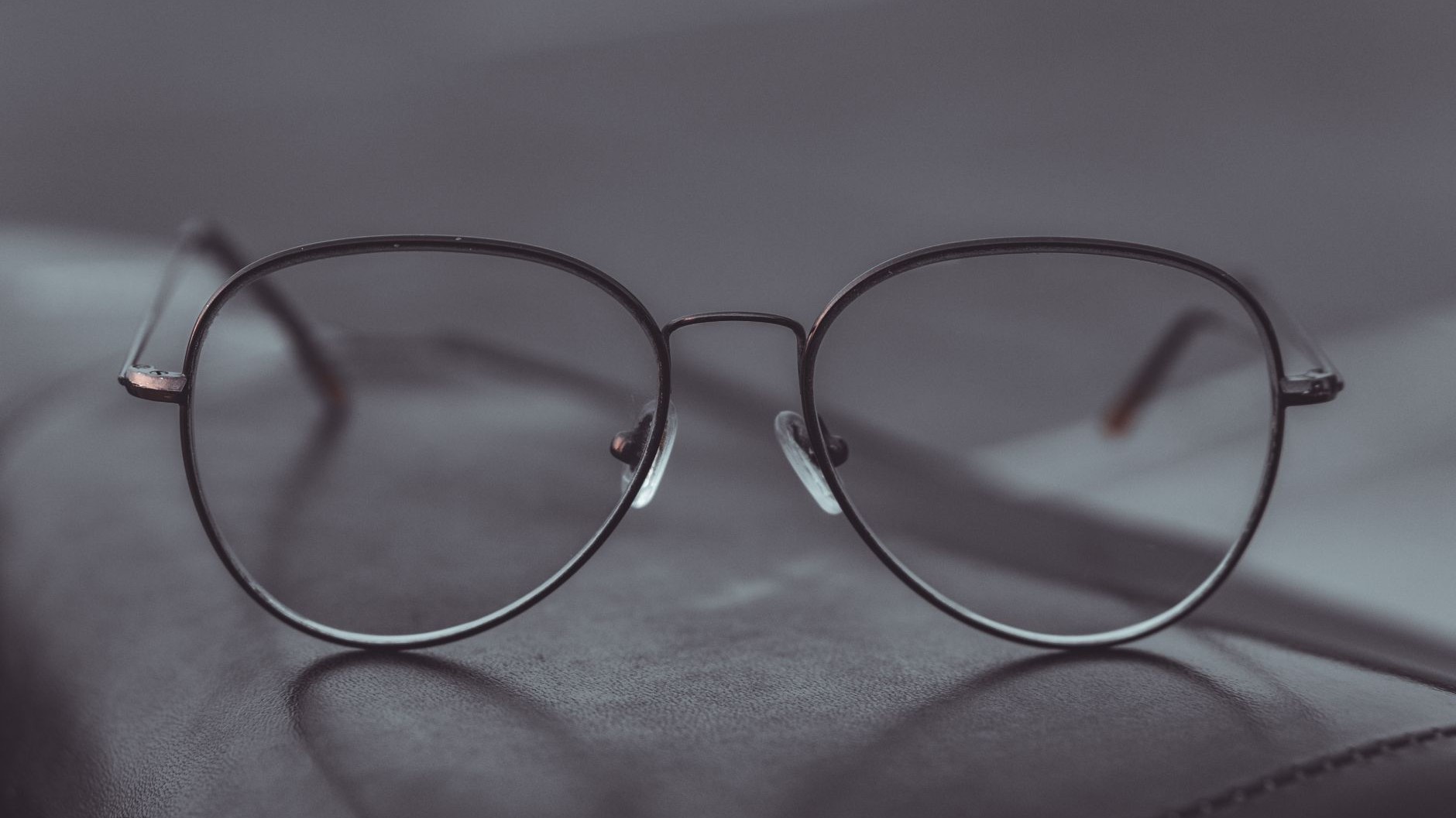 Je remettais mes lunettes en métal chaque matin sans jamais toucher aux vis des branches : au bout de quelques mois, j'ai ...