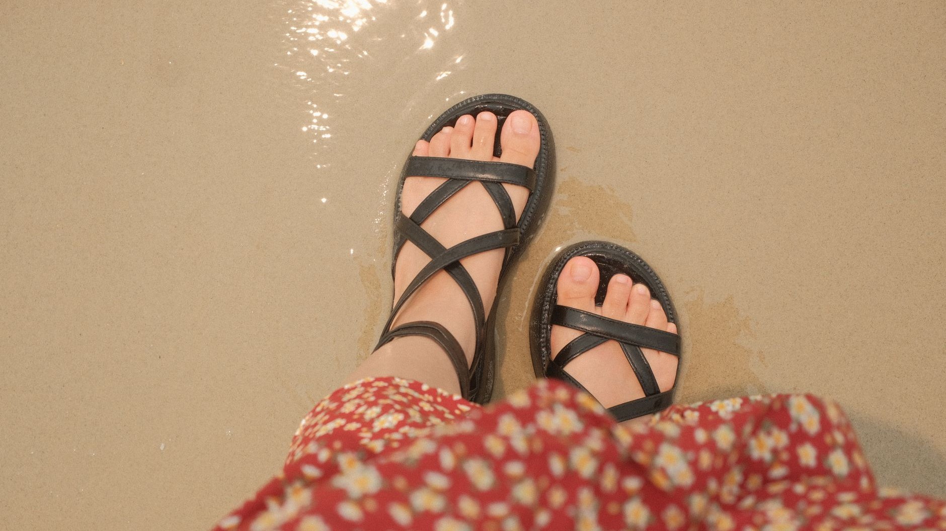 On s'obstine tous à garder nos sandales en liège aux pieds sur le sable mouillé : ce simple réflexe condamne pourtant la s...