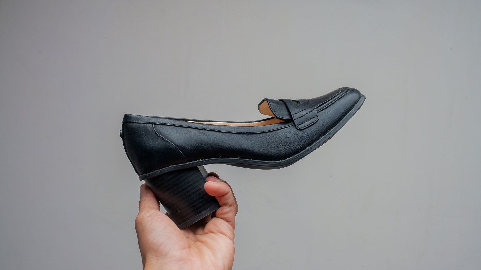 J'ai enfilé mes mocassins en cuir du bout du pied chaque matin juste pour gagner dix secondes : au bout d'un mois, ce n'es...