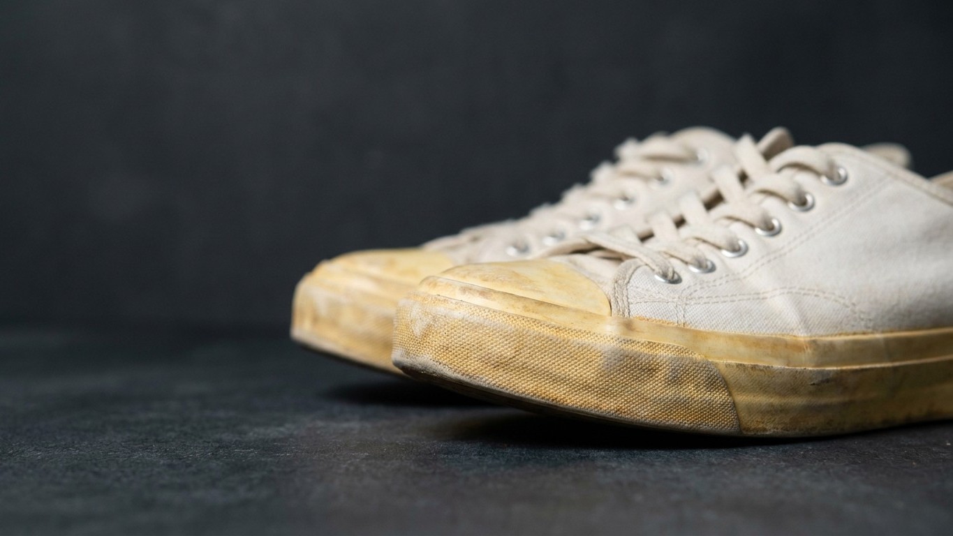 J'ai fait sécher mes baskets blanches en plein soleil après chaque lavage juste pour les reblanchir : au bout de quelques ...