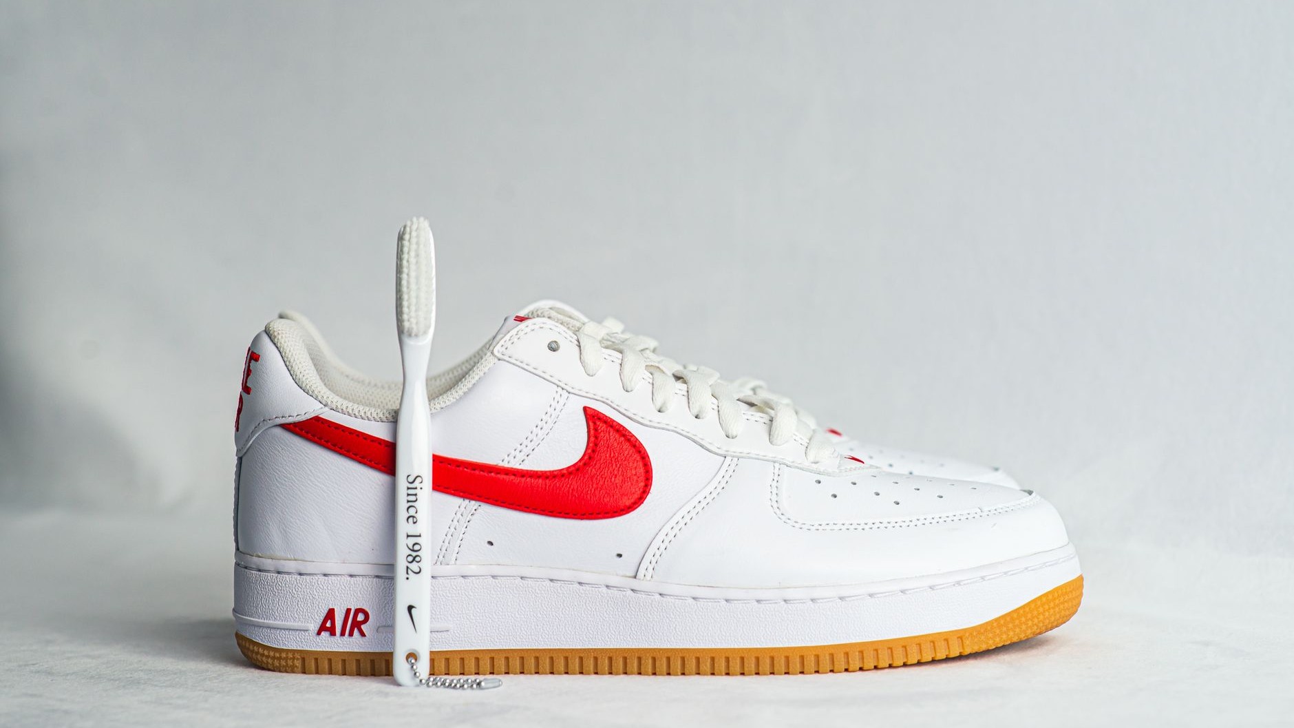 J'ai frotté mes baskets en cuir blanc avec l'éponge magique du placard juste pour effacer une trace grise : au bout de tro...