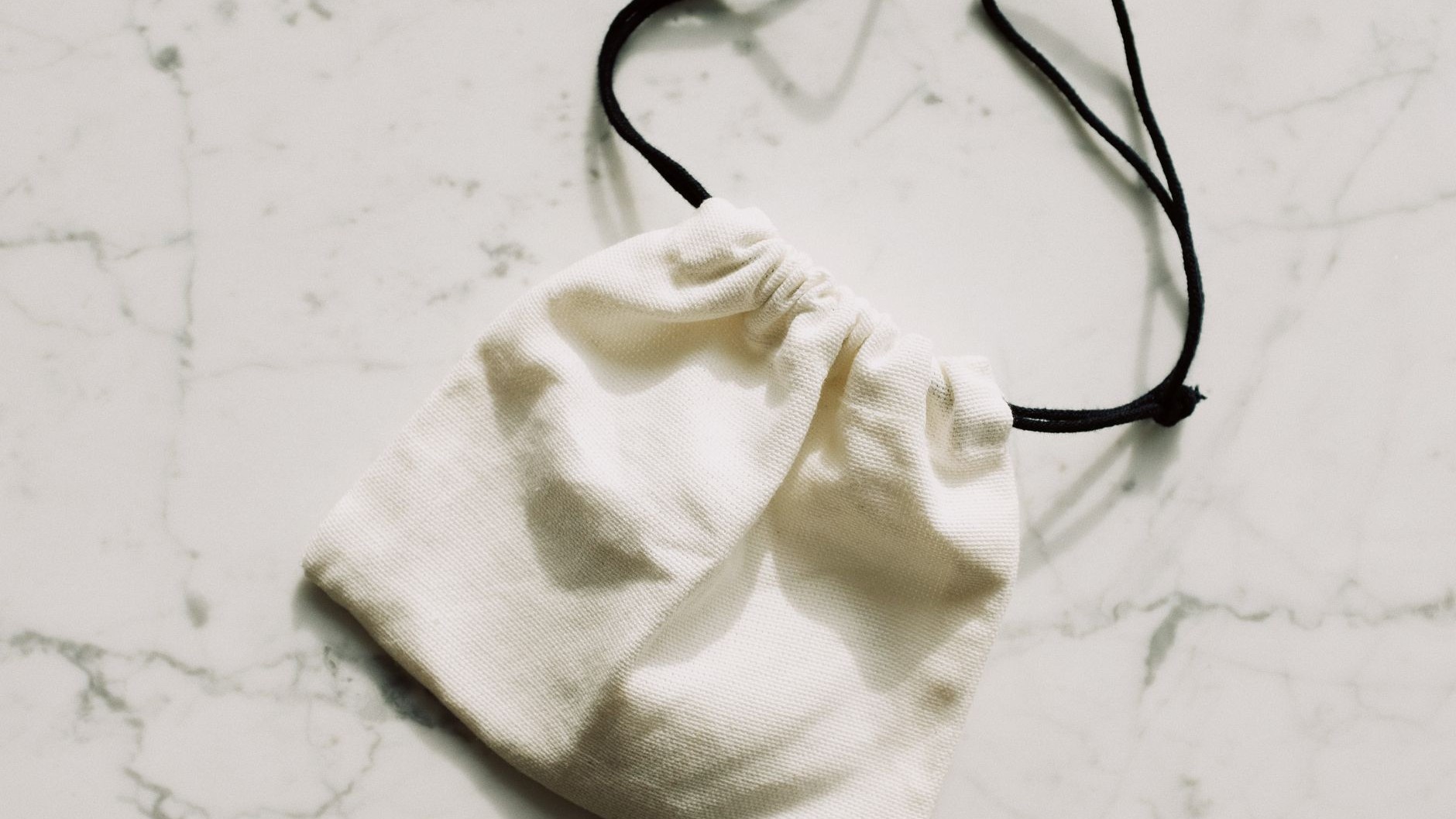 J'ai passé mon sac en toile huilée en machine à 40°C juste pour enlever une tache : à la première averse, il buvait l'eau ...