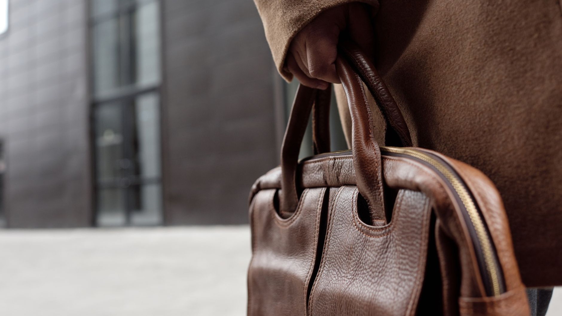 J'ai posé mon sac en cuir trempé par l'averse contre le radiateur de l'entrée juste pour le sécher avant le lendemain : au...