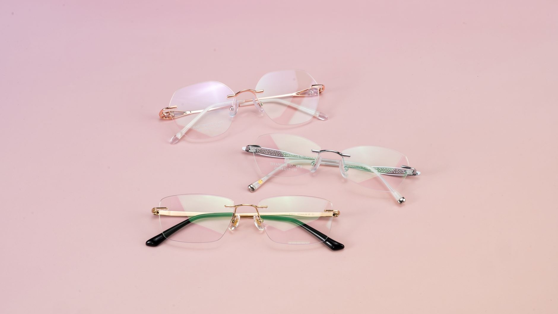J'ai rincé mes lunettes demi-cerclées à l'eau brûlante tout l'été juste pour enlever le gras : un matin, le verre est tomb...