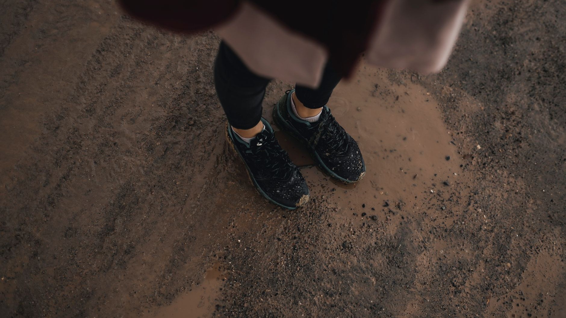 Je rangeais mes chaussons en néoprène encore trempés après chaque baignade : au bout de quelques semaines, j'ai compris ce...