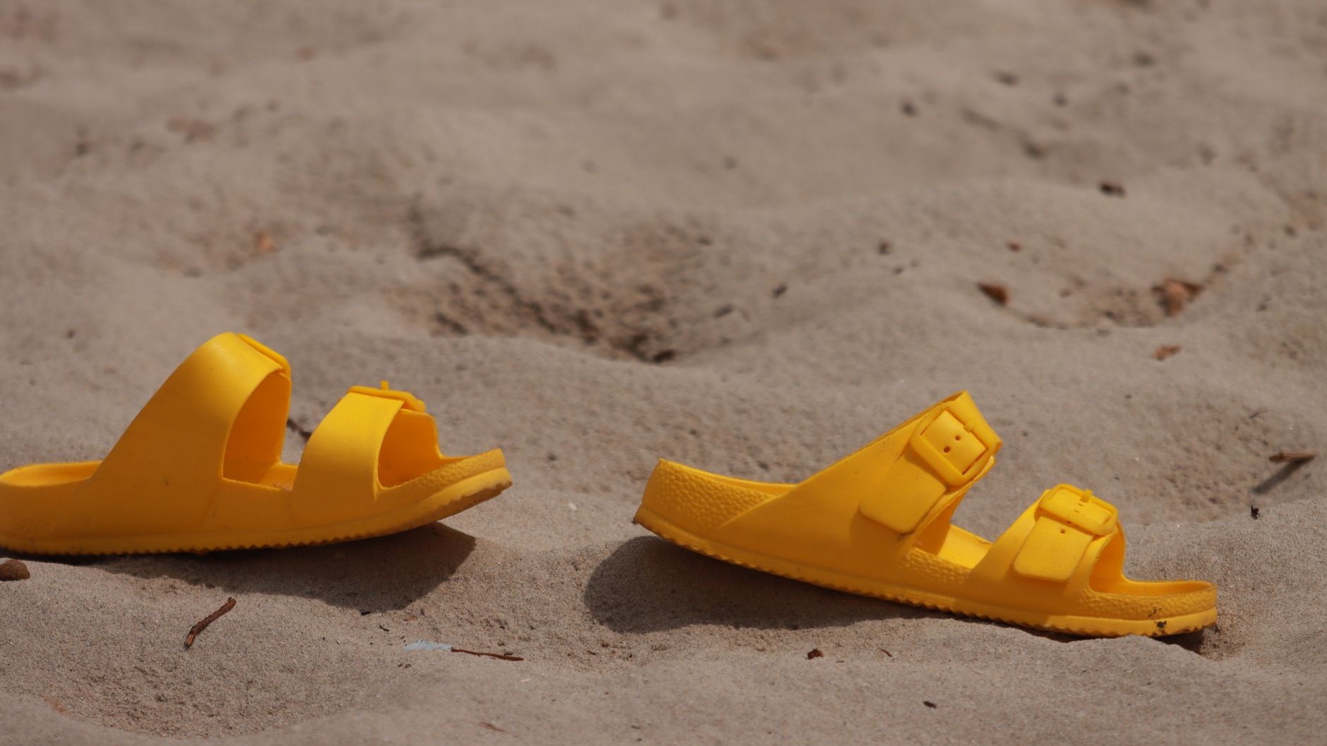 Je resserrais le velcro de mes sandales dix fois par jour en pensant qu'elles se détendaient : ce que le sable avait fait ...