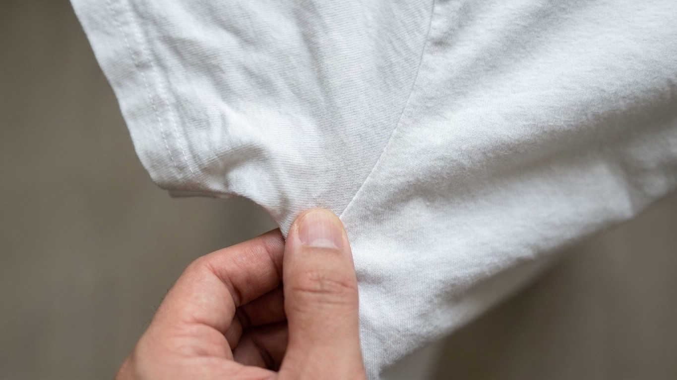 Pincez le tissu sous l'aisselle de votre t-shirt blanc et frottez-le entre deux doigts : c'est le test qui révèle ce que l...