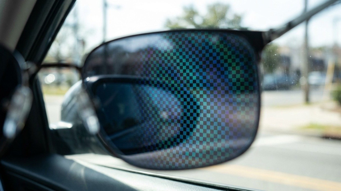 Si des taches irisées en damier apparaissent sur votre vitre latérale au volant, ce n'est pas un défaut du vitrage : c'est...