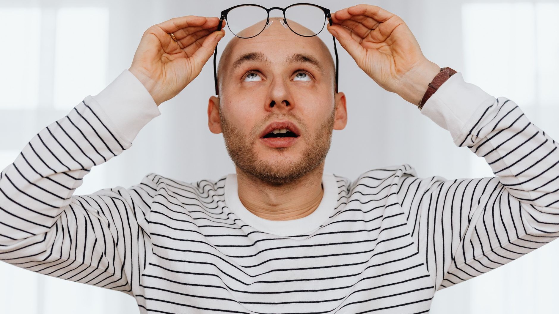 Si vos lunettes glissent sans arrêt et laissent deux marques sur le nez, ce n'est pas la monture : et resserrer les branch...