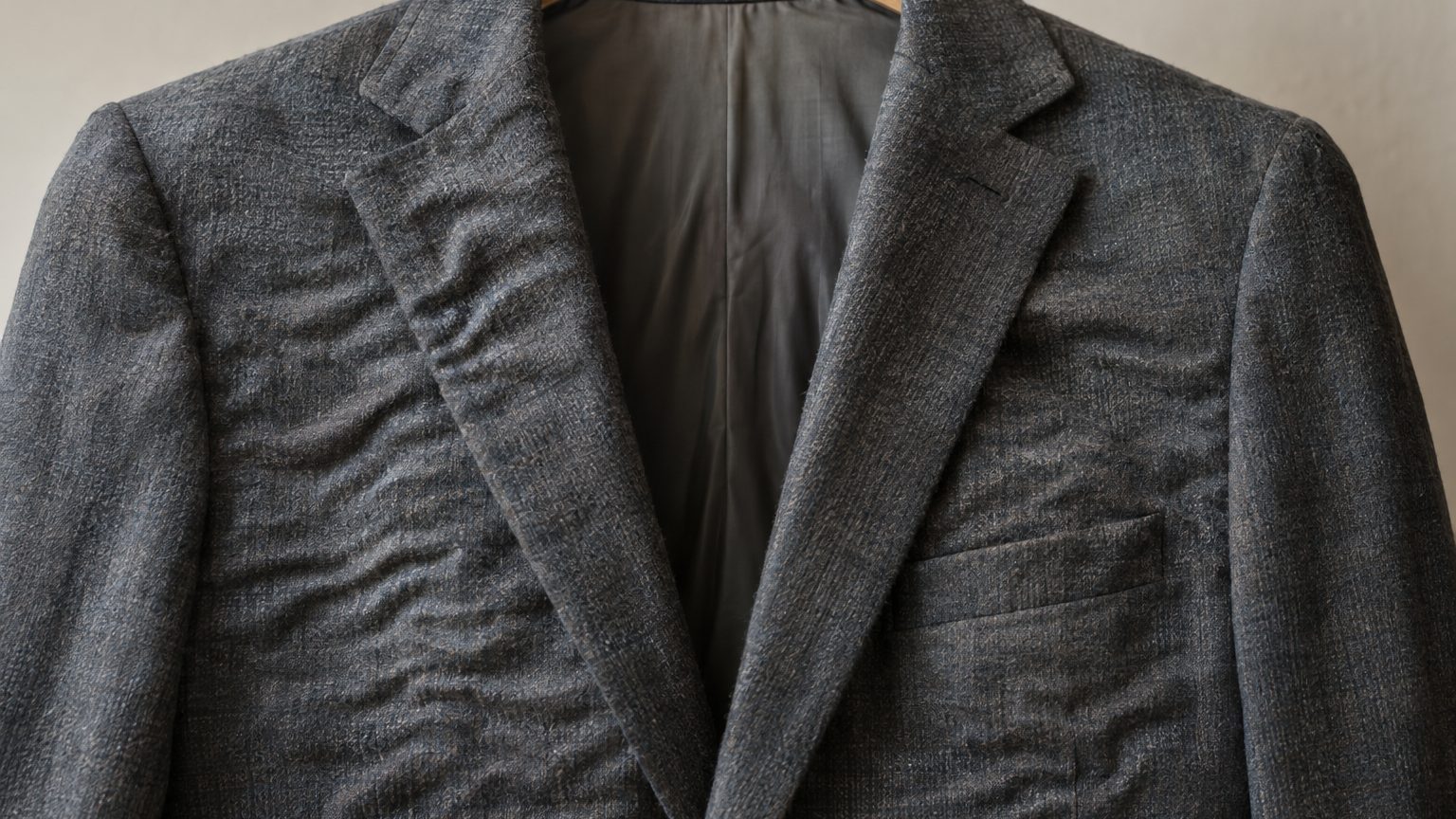 J'envoyais mon costume en laine au pressing après chaque port pour qu'il reste impeccable : le matin où j'ai vu le devant ...