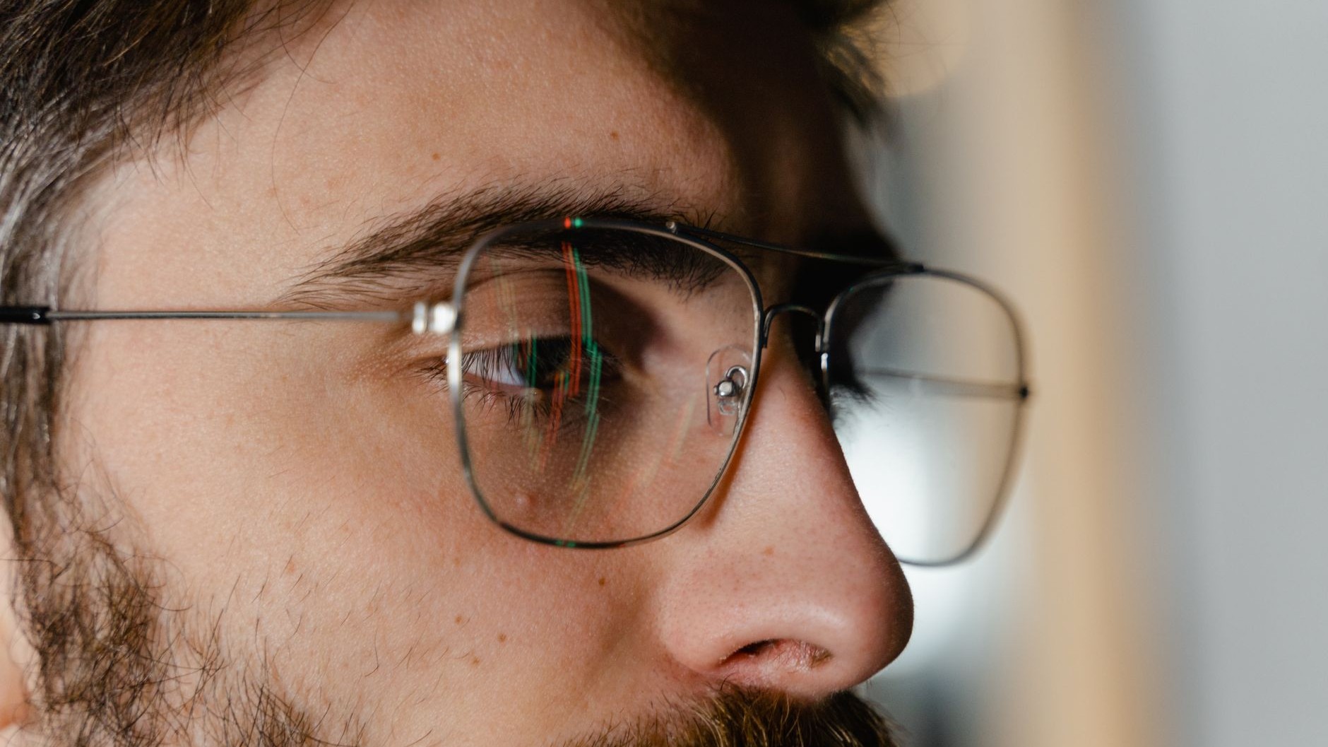 Je frottais chaque soir ces traces vertes sur mes ailes du nez : le jour où un opticien a retiré les plaquettes, j'ai comp...
