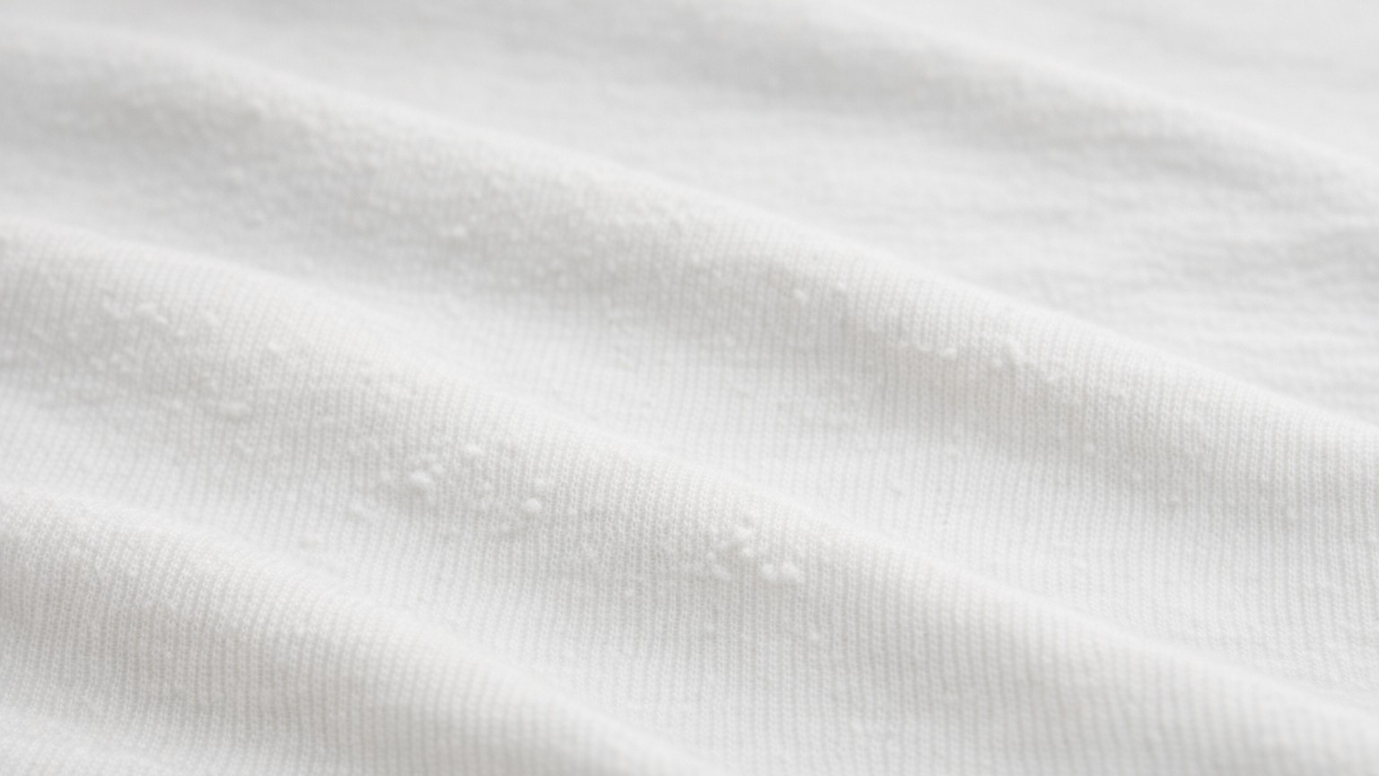 « Je pensais que c'était la machine » : pourquoi vos t-shirts unis deviennent mats et pelucheux au bout d'un été alors que...