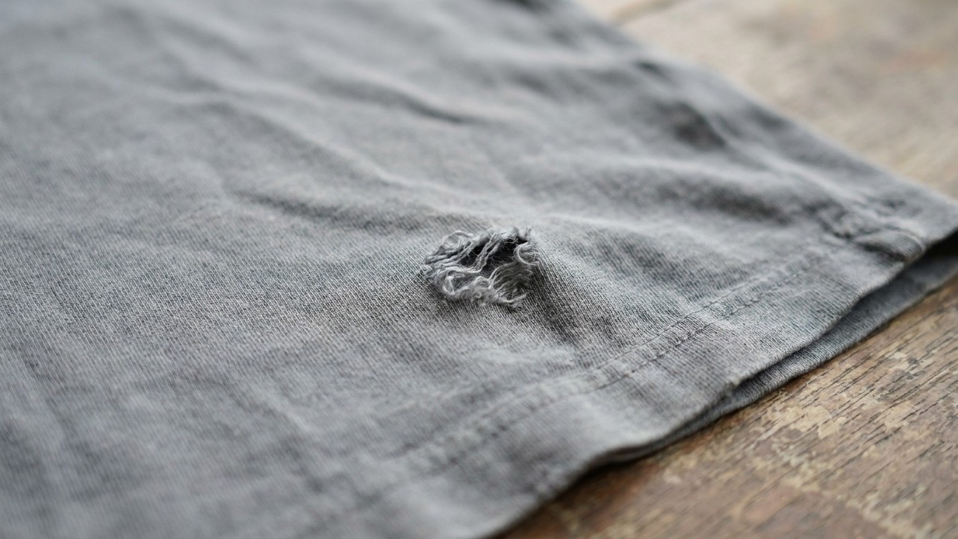 « Je pensais que c'était les mites » : pourquoi ces petits trous reviennent toujours au même endroit sur les t-shirts de l...