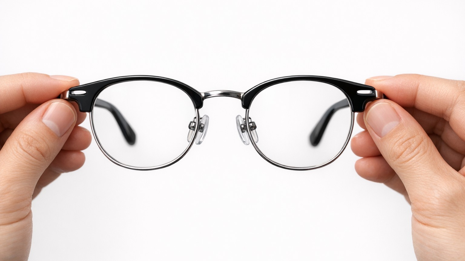 Mon opticien n'attrape jamais ses lunettes par une seule branche et ce n'est pas une question de délicatesse