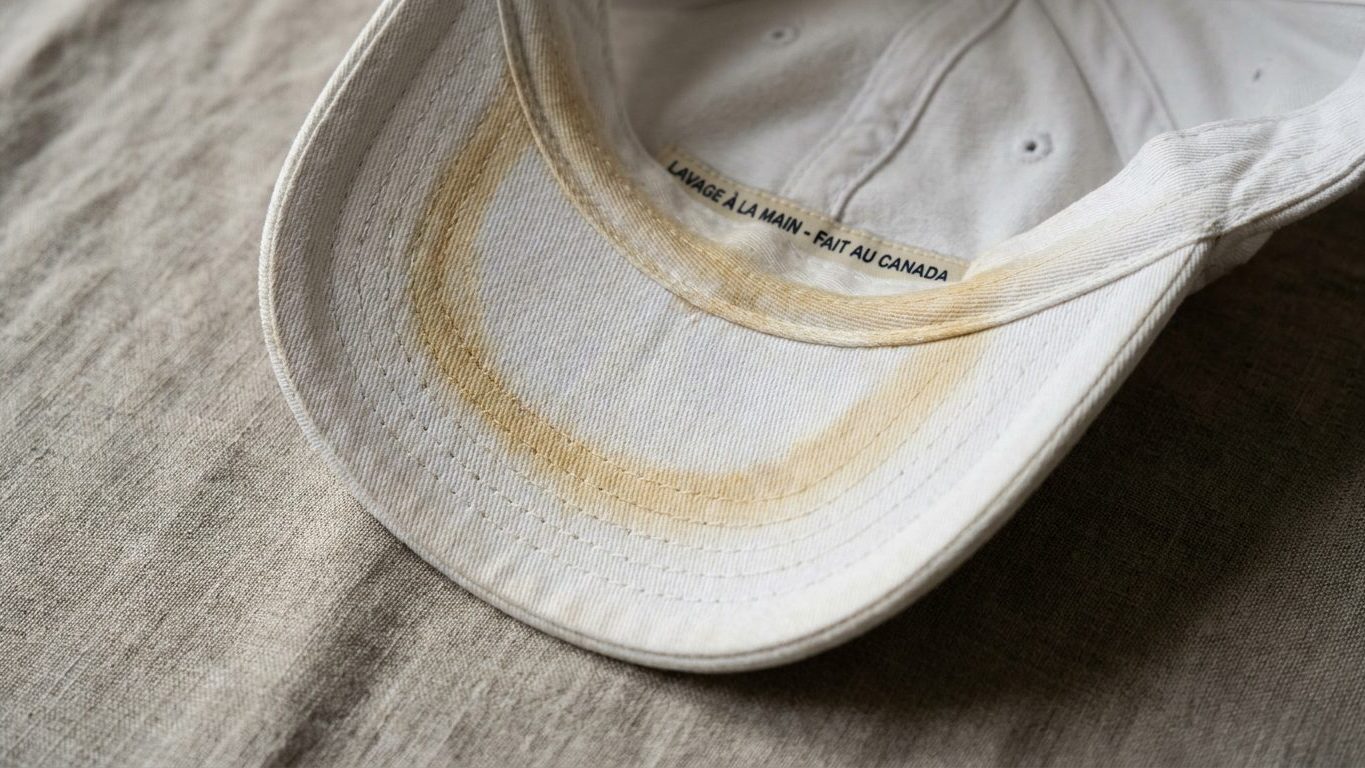 Si cette auréole blanche cernée de brun revient toujours sur le bord de votre visière, ce n'est pas la transpiration de la...