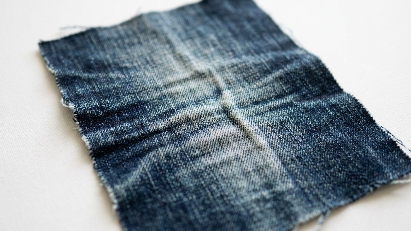 Si votre jean vire au gris terne au lieu de marquer vos plis, ce n'est pas le nombre de lavages : c'est ce que le bain de ...